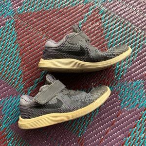 NIKE tennis shoes. Size 7 child good condition